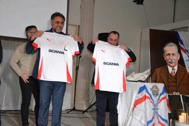 Abboud Zeitoune och Yusef Bahdi får Assyriska tröjor med dikten "Ettcir bar othur ettcir"